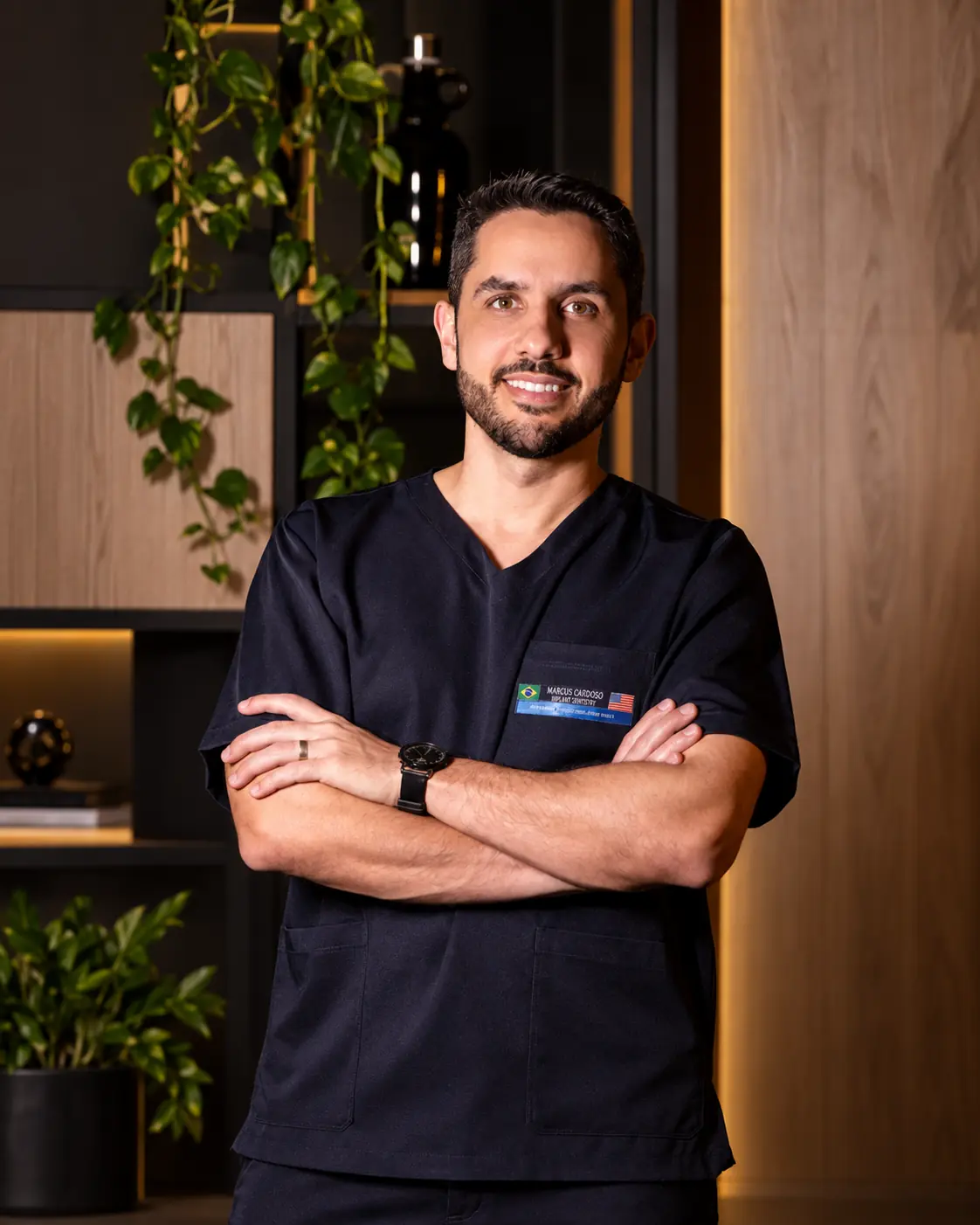 Dr. Marcus Cardoso em ambiente clínico